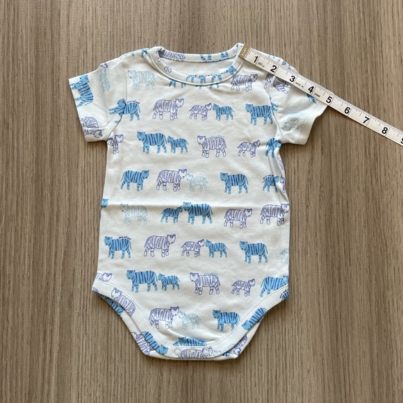 NWT Janie and Jack Animal Print Short Sleeve Onesie & Animal Socks Blue 3-6 M - Picture 9 of 13